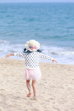 沙滩上玩耍的小女孩