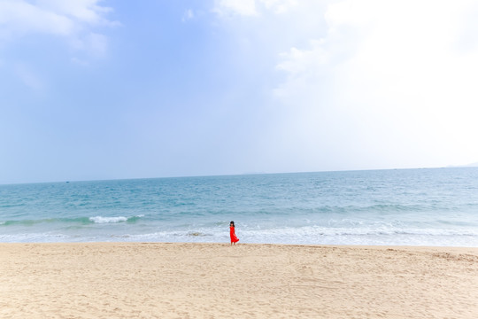 海南三亚湾沙滩风景