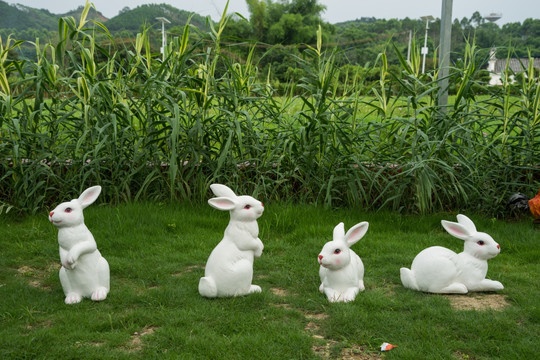 四只兔子雕塑