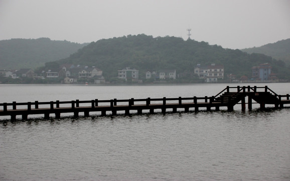 湖上木桥