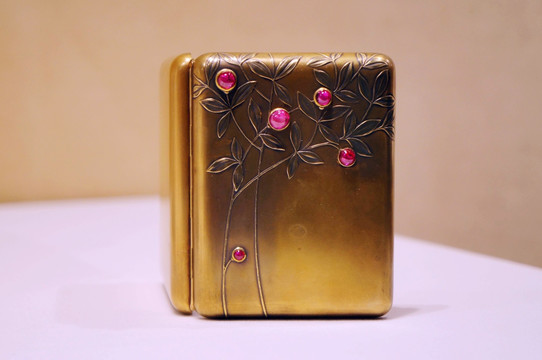 红宝石和黄金制作的香烟盒