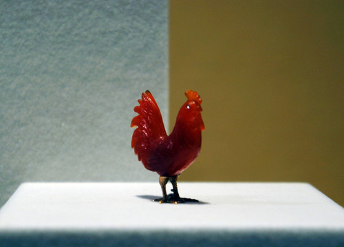 红公鸡塑像