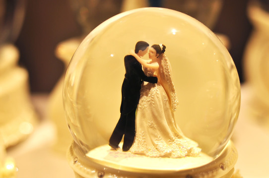婚礼新人主题的水晶球