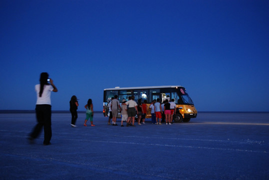 游客排队上游览车