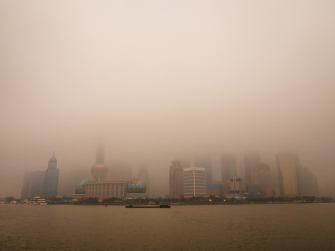上海陆家嘴大雾 经济不景气