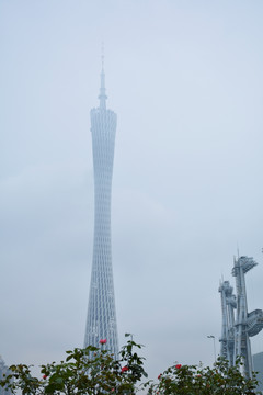 雾天的广州塔