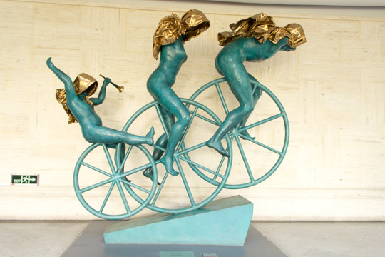 现代铜雕塑 合力 猜独轮车