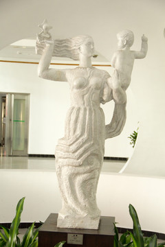 启明 母亲与孩子唐大禧雕塑作品