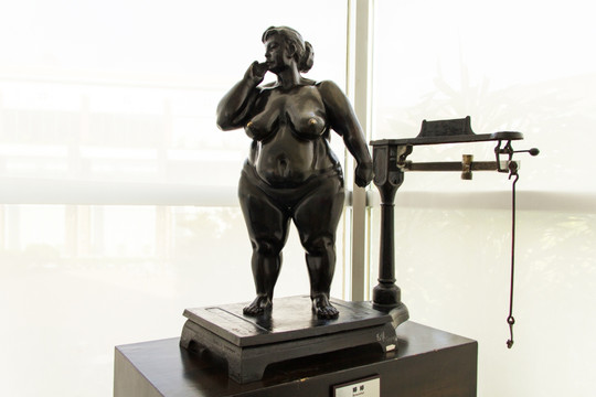 胖女人 称体重 铜雕