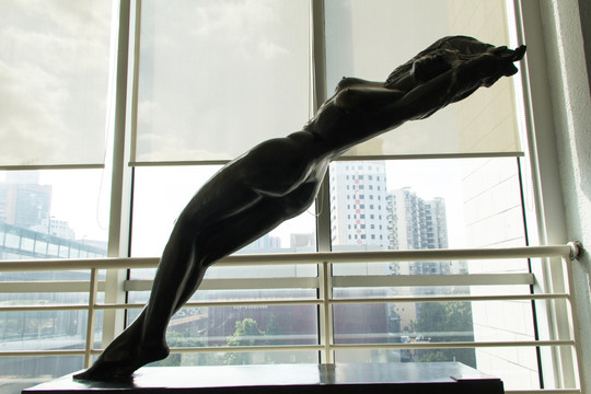 热风 裸体女性铜雕