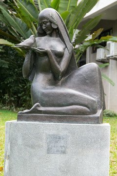 铜雕手捧鸽子的女人