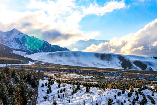 天山山脉雪景