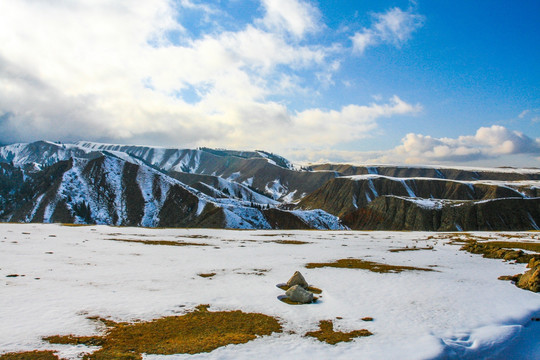 巍峨大气天山山脉雪景