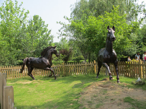 奔跑的铜雕塑马