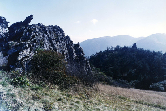 湖北神农架风光板壁岩