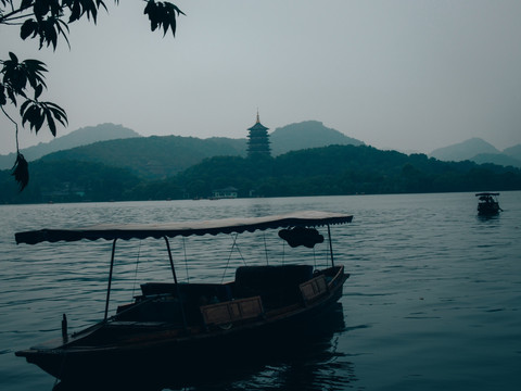 杭州西湖 小船雷锋 水墨中国风