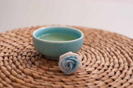 蓝色陶瓷茶杯