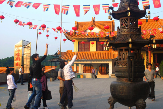 深圳弘法寺 信众投币祈福