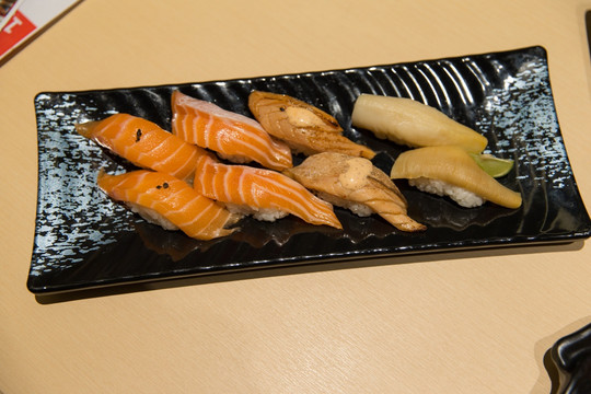 日式美食 三文鱼 马刀贝寿司
