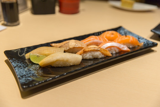 日式美食 芝士三文鱼墨鱼寿司