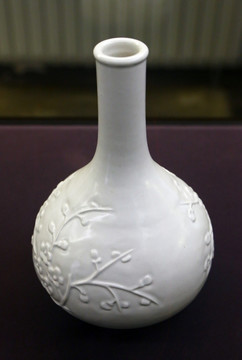 朝鲜白釉贴花花卉纹细颈瓶