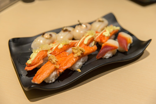 日式美食 蟹棒辣三文鱼寿司