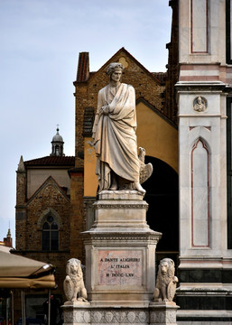 圣十字广场上的但丁雕塑
