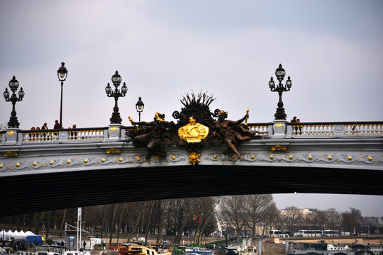 亚历山大三世桥上的雕塑