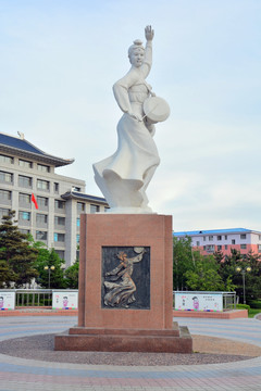 延边朝鲜族长鼓舞雕塑