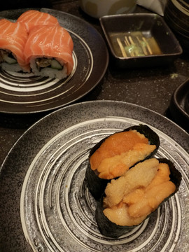 海胆与三文鱼寿司