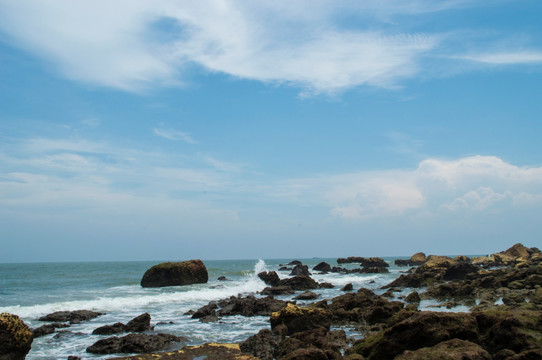 中国第一滩蓝天海浪礁石