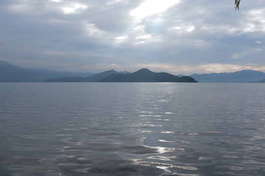 清晨的泸沽湖