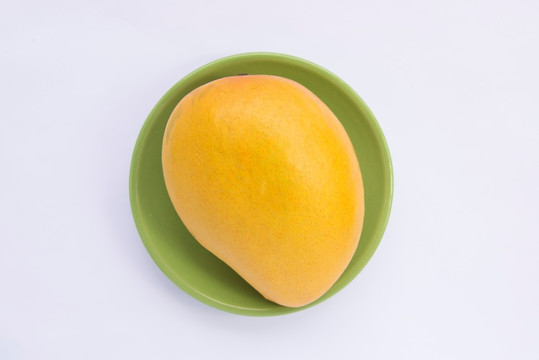 芒果放在绿色盘子上