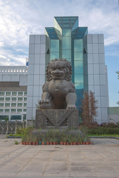 办公大楼门前的铜狮子