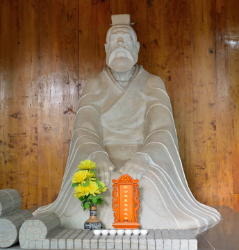 尹珍雕像