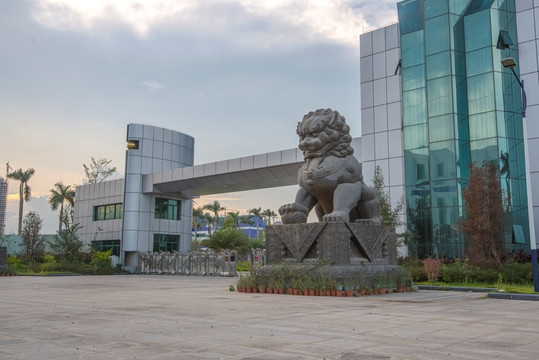 办公大楼门前的铜狮子