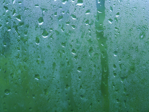 下雨了 玻璃上留下了很多水珠