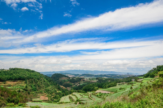 蓝天白云山地