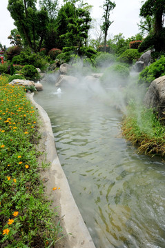 喷雾 鱼池 花海