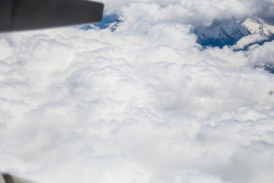 飞机与白云
