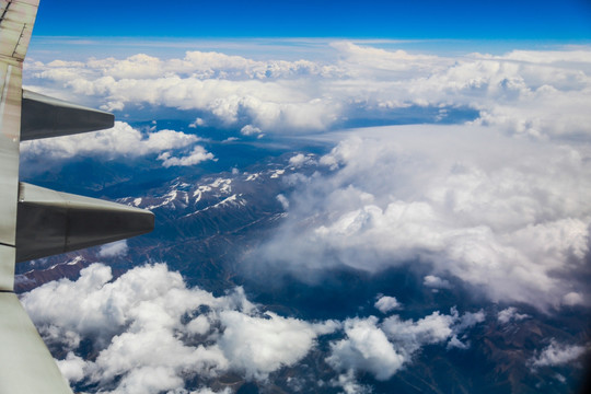 飞机上拍的云海山脉