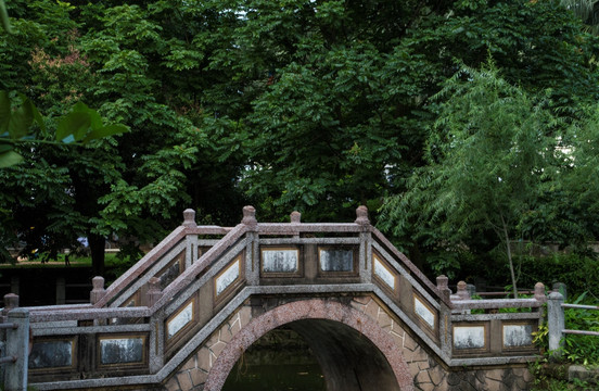 公园里古旧的拱桥