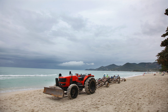 海滩上的拖拉机