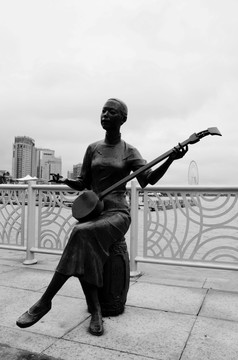 弹三弦的女人雕像