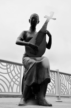 弹琵琶的女子雕像
