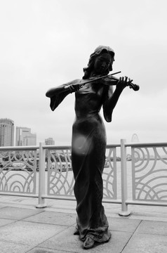 拉小提琴的女子雕像