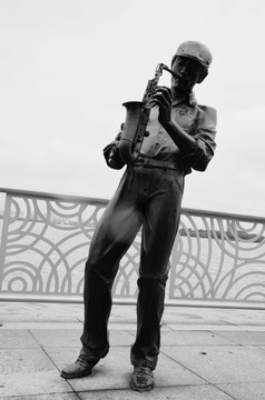 吹萨克斯的男子雕像