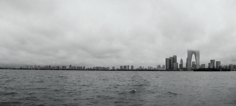 苏州金鸡湖黑白风光宽幅照片