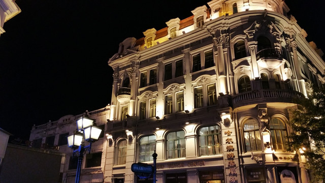 哈尔滨步行街的夜景