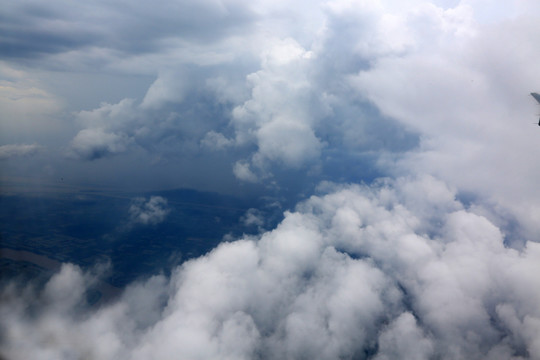 高空白云